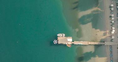 toma aérea de una hermosa laguna azul en un caluroso día de verano con lanchas rápidas atadas en muelles de madera. video