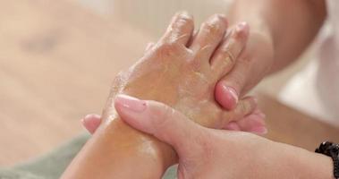 close-up de uma jovem irreconhecível desfrutando de massagem nas mãos e manicure em um salão de beleza spa. video