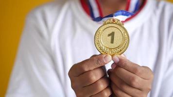 un champion montrant sa médaille video