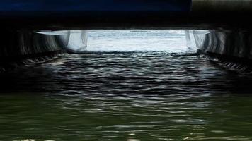 de undervattenskablar del av en färja båt bärande passagerare och bilar video