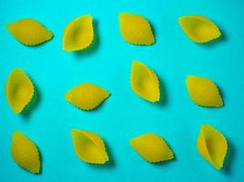 pasta en forma de concha sobre la mesa. antecedentes. comida italiana. cocina de los pueblos del mundo. cocinando comida. foto