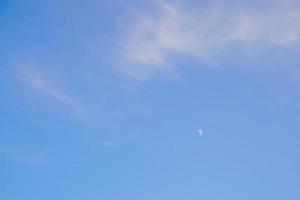 la luna sale durante el día, el área es de colores brillantes. foto