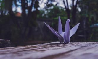 se cree que el pájaro de origami es un pájaro sagrado y un símbolo de longevidad, esperanza, buena suerte y paz foto