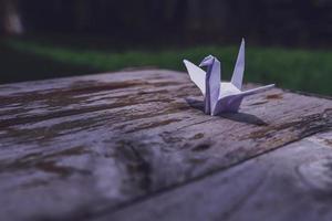 se cree que el pájaro de origami es un pájaro sagrado y un símbolo de longevidad, esperanza, buena suerte y paz foto