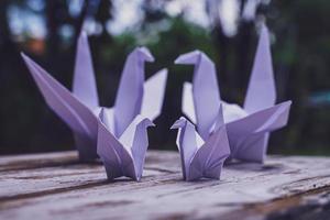 se cree que el pájaro de origami es un pájaro sagrado y un símbolo de longevidad, esperanza, buena suerte y paz foto