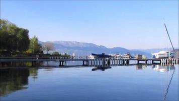 See-Bergblick mit Booten und Docks video