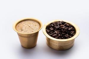 café de filtro del sur de la India servido en una taza tradicional de latón o acero inoxidable foto