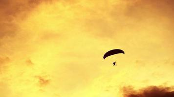 parapendio al di sopra di il cielo nel il sera video