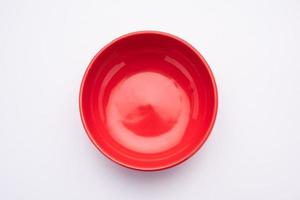 recipiente o recipiente de cerámica roja vacío foto