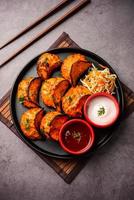 tandoori momo, vegetal o no vegetal en salsa roja y crema, servido con salsa. receta de nepal y tibet foto