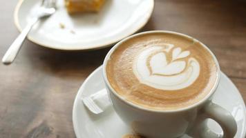 arte latte en taza de cerámica en la mesa con desayuno video