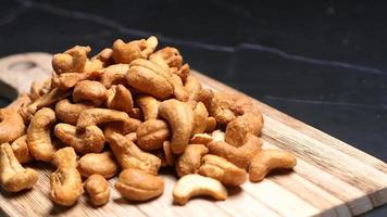 rostad cashewnötter på trä skärande styrelse video
