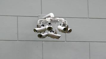 caméras de surveillance montées sur un mur extérieur video