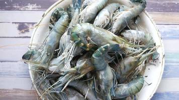 crevettes crues dans un bol video