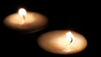 duas velas acesas no escuro video