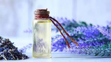 una pequeña botella de aceite y ramas de lavanda, aromaterapia video