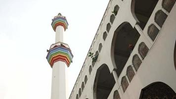 uma torre com detalhes do arco-íris video