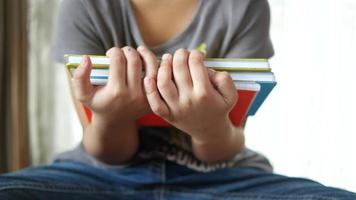 een school- jongen houdt zijn notebooks video