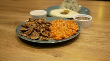 un plato sabroso para el almuerzo, comida casera video