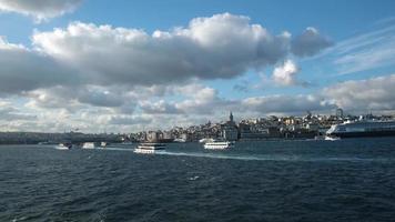 de gouden toeter en karakoy Istanbul landschap van lucht in een gedeeltelijk zonnig dag video