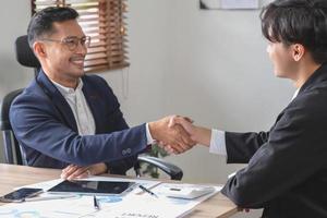 dos hombres de negocios se dan la mano para la cooperación empresarial foto