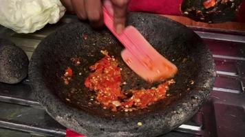 chile rojo frito para hacer salsa de chile. Sambal es uno de los alimentos tradicionales de Indonesia. a los indonesios promedio les gusta el sambal. la manera sencilla video