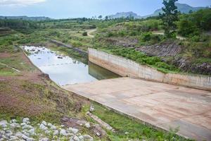 canal de drenaje detrás de la presa drena el exceso de agua del lago - embalse del canal de drenaje foto