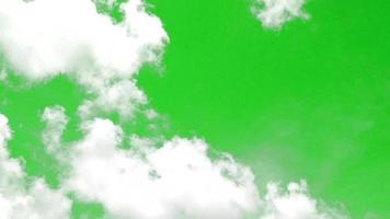 Videozeitraffer weiße Wolken grüner Hintergrund oder grüner Bildschirm zur Verwendung in Projekten video
