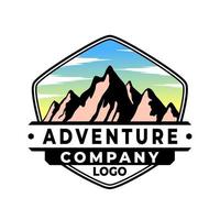 plantilla de diseño de logotipo de emblema de aventura de montaña vector