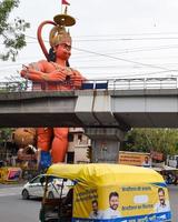 nueva delhi, india - 21 de junio de 2022 - gran estatua de lord hanuman cerca del puente del metro de delhi situado cerca de karol bagh, delhi, india, lord hanuman gran estatua tocando el cielo foto