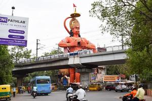 nueva delhi, india - 21 de junio de 2022 - gran estatua de lord hanuman cerca del puente del metro de delhi situado cerca de karol bagh, delhi, india, lord hanuman gran estatua tocando el cielo foto