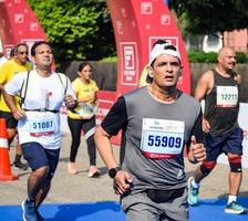 nueva delhi, india - 16 de octubre de 2022 - carrera de media maratón de vedanta delhi después de covid en la que los participantes del maratón están a punto de cruzar la línea de meta, media maratón de delhi 2022 foto