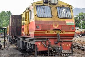 kalka, haryana, india 14 de mayo de 2022 - motor de locomotora diesel de tren de juguete indio en la estación de tren de kalka durante el día, motor de locomotora diesel de tren de juguete kalka shimla foto