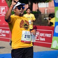 nueva delhi, india - 16 de octubre de 2022 - carrera de media maratón de vedanta delhi después de covid en la que los participantes del maratón están a punto de cruzar la línea de meta, media maratón de delhi 2022 foto