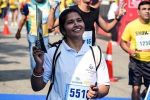 nueva delhi, india - 16 de octubre de 2022 - carrera de media maratón de vedanta delhi después de covid en la que los participantes del maratón están a punto de cruzar la línea de meta, media maratón de delhi 2022 foto