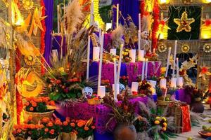 colorido altar de muertos en dia de muertos en mexico foto