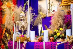colorido altar de muertos en dia de muertos en mexico foto