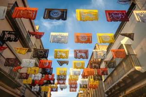 calle mexico con decoraciones hechas de papel el día de los muertos foto