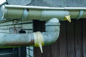 tubo de lluvia y canalones en el viejo cobertizo foto