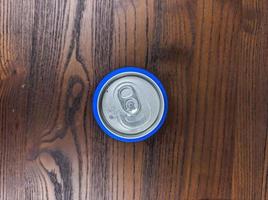 cerrar latas de bebidas energéticas frías en una mesa de madera foto