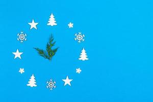 reloj conceptual hecho de decoración navideña que muestra de cinco a medianoche año nuevo sobre fondo azul con espacio para copiar foto