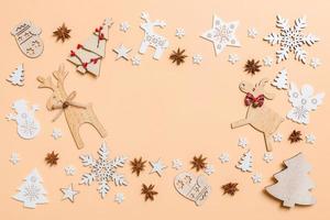 decoraciones festivas y juguetes sobre fondo naranja. concepto de feliz navidad con espacio de copia foto
