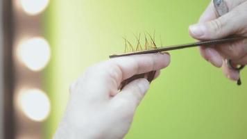 detailopname van een Mens kapper snijdend de haar- van een vrouw. video