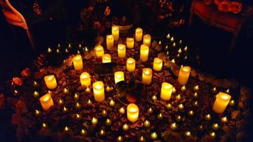 dezenas de velas acesas para o dia de los muertos video