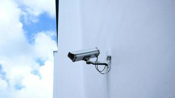 caméra de surveillance montée sur un mur extérieur video