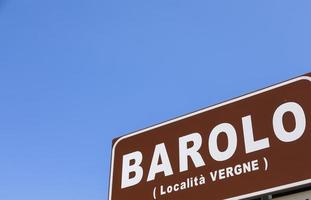 Señal de carretera de la aldea de Barolo, sitio de la UNESCO, Italia foto