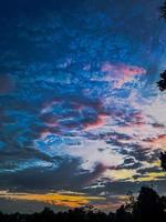 cielo de la tarde durante la puesta de sol. foto