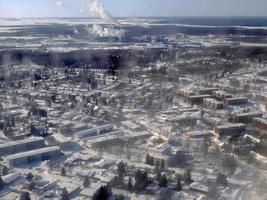 vista aérea de la ciudad cubierta de nieve blanca en invierno, papel tapiz de paisaje nevado, ciudad en blanco, escandinavia, círculo polar ártico foto