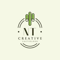 vector de logotipo de cactus verde de letra inicial nt