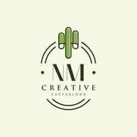 nm letra inicial vector de logotipo de cactus verde